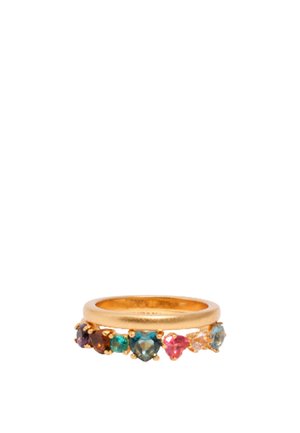 Anillo de oro con piedras preciosas multicolores en forma de corazón y redondas en rosa, azul, verde, morado y transparente, distribuidas uniformemente alrededor de la banda.