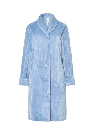 Bata de baño de un azul claro, texturizada, con cuello tipo chal, mangas largas, botones al frente y bolsillos laterales. Hecha de un material suave y esponjoso.