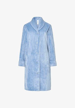 Bata de baño de un azul claro, texturizada, con cuello tipo chal, mangas largas, botones al frente y bolsillos laterales. Hecha de un material suave y esponjoso.