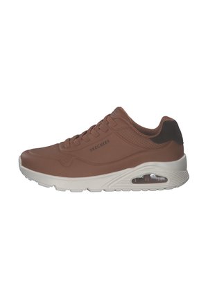 Skechers Sneaker aus braunem synthetischen Obermaterial mit durchbrochenem Design, texturierten Akzenten und einer weißen gepolsterten Sohle mit sichtbarem Luftpolster.