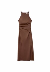 Brun, ærmeløs kjole med en tætsiddende overdel, rynkede side detaljer og en høj slids til låret; lavet af et glat, strækbart materiale.