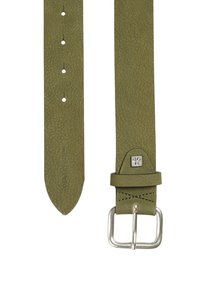 Ceinture en cuir vert olive avec boucle en argent, cinq trous d'ajustement, boucle cousue et petite plaque en métal carrée.