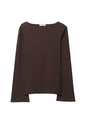 Smeđa majica s dugim rukavima, širokog izreza, od mekanog materijala i ležernog kroja. Ima bočne proreze na rubu za dodatni detalj.