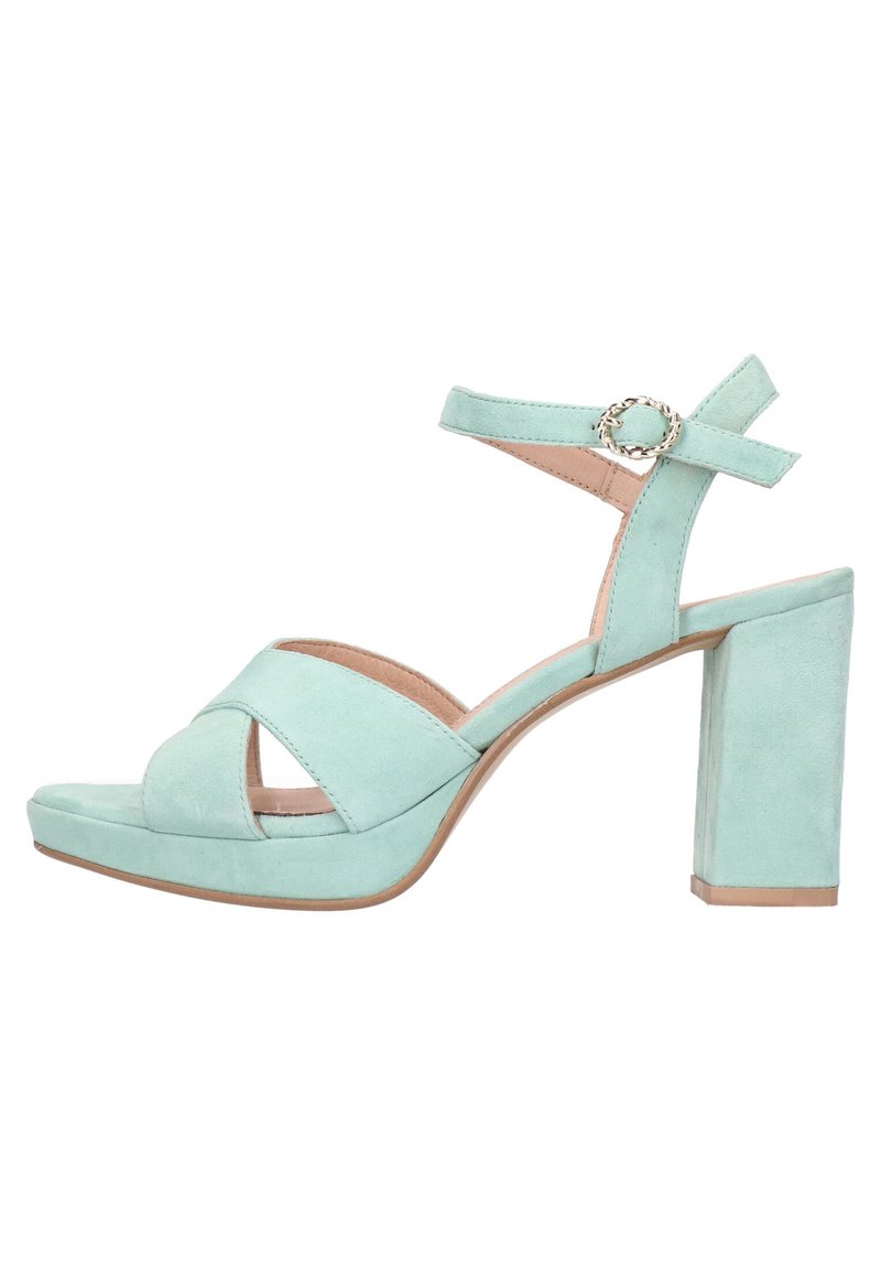 Mintgroene suede hoge hakken sandalen met een chunky blokhak, kruisbanden en een decoratieve ronde gesp op de enkelband.