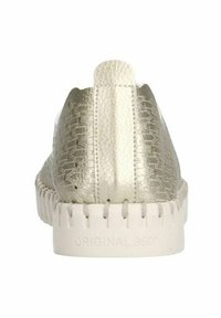 Metallisch zilveren sneaker met een gestructureerde afwerking, witte rubberen zool en zichtbare stiksels op de achterkant. Merknnaam is in de basis gedrukt.