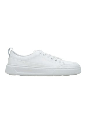 Białe sneakersy z gładką skórzaną cholewką, okrągłym noskiem i grubą gumową podeszwą z subtelnym wzorem oraz sznurowanym zapięciem.