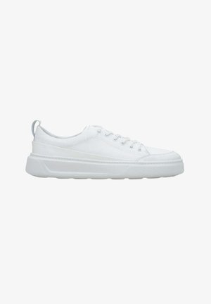 Białe sneakersy z gładką skórzaną cholewką, okrągłym noskiem i grubą gumową podeszwą z subtelnym wzorem oraz sznurowanym zapięciem.