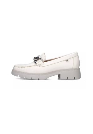 Mocassino bianco in pelle con hardware argentato, punta rotonda e suola in gomma bianca testurizzata caratterizzata da scanalature antiscivolo spesse.