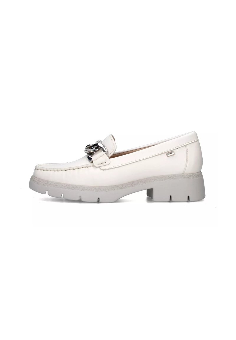 Mocassino bianco in pelle con hardware argentato, punta rotonda e suola in gomma bianca testurizzata caratterizzata da scanalature antiscivolo spesse.