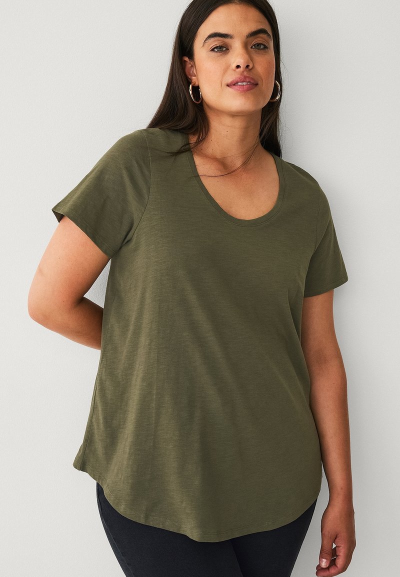 Olivenfarvet kortærmet t-shirt med rund hals og afslappet pasform, lavet af blødt stof med en glat tekstur og rundet kant.