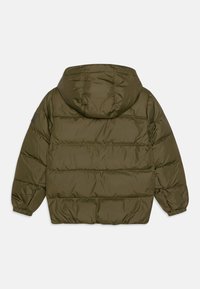 Olivenfarget puffjakke med hette, med kviltet design, elastiske ermer og avslappet passform. Glatt nylontekstur uten synlig maskinvare.