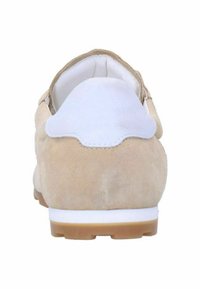 Scarpa in suede beige con un tallone in tessuto bianco, suola piatta e finitura texture; design snello con una silhouette liscia.