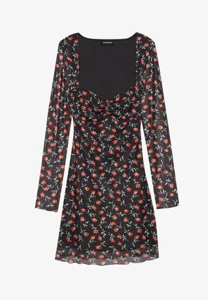 Fekete, hosszú ujjú ruha ráncolt felsőrésszel, piros és kék virágmintával. Puha, átlátszó anyag és négyzet alakú nyakkivágás.