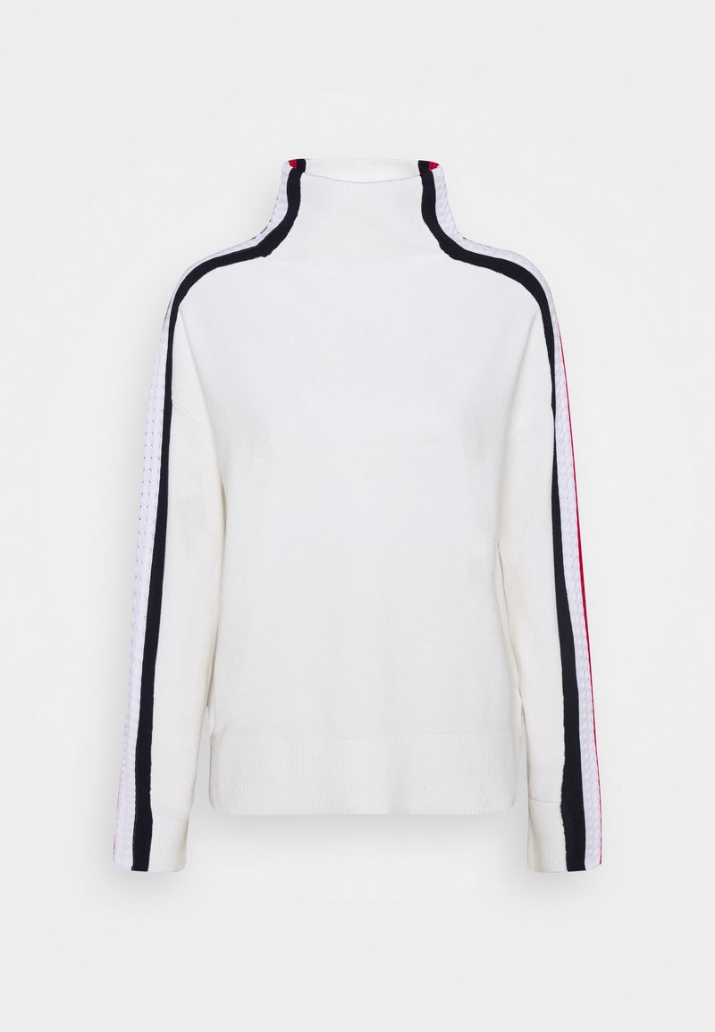 Biały sweter z półgolfem z czarnymi i czerwonymi paskami po bokach oraz prążkowanymi mankietami. Miękka tekstura i luźny, pudełkowaty krój.