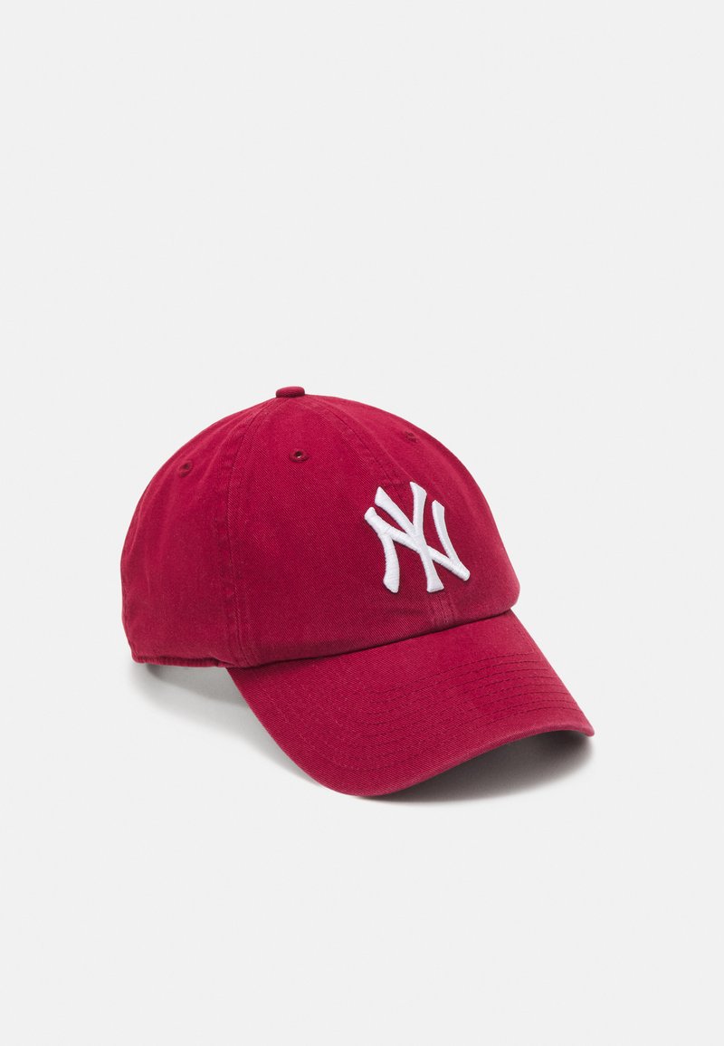 Rode katoenen baseballpet met witte geborduurde "NY" logo op de voorkant, gebogen klep en een verstelbare strap aan de achterkant.