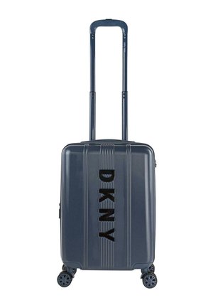 Maleta rígida de color azul oscuro con cuatro ruedas, asa telescópica y logo vertical de DKNY en el frente.