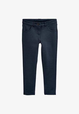 Marineblaue Slim-Fit-Hose mit vorderem Knopf, Gürtelschlaufen und geschwungenen Fronttaschen vor weißem Hintergrund.
