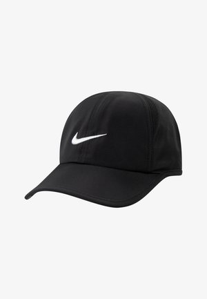 Črna kapa iz lahkega blaga, z ukrivljenim robom in belim Nike logotipom spredaj, z izvezenimi detajli na krošnji.