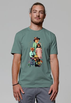 Groene katoenen T-shirt met een speelse graphic van vier antropomorfe vossen gekleed in vintage kleding, omringd door bloemen.