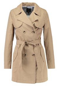 Trench-coat beige à double boutonnage, grand col, taille ceinturée et deux poches latérales. Tissu lisse et coupe ajustée.