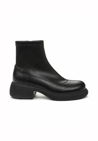 Botines de cuero negro con un acabado suave, puntera redondeada y un tacón grueso negro. Presenta sutiles detalles de costura en la parte superior.