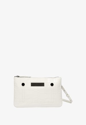 Sac à main blanc avec texture crocodile, forme rectangulaire, accents noirs et fermeture éclair. Doté d'une bandoulière amovible et de détails perforés.