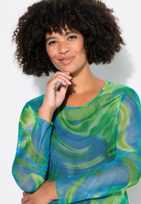 Durchsichtiges Langarmshirt mit einem Wirbelmuster in Blau- und Grüntönen, Bootsausschnitt und strukturiertem, leichtem Stoff.
