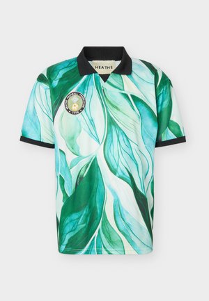 Κοντομάνικη ποδοσφαιρική φανέλα με πράσινο και μπλε σχέδιο φύλλων, μαύρο γιακά και τελείωμα μανικιών και στρογγυλό λογότυπο ομάδας στο στήθος.