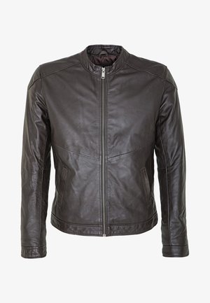 Giacca di pelle marrone con colletto rialzato, chiusura frontale con cerniera, due tasche laterali, texture liscia e dettagli di cucitura discreti.