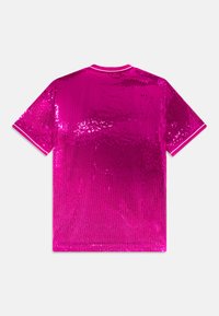 T-shirt rose pailleté à manches courtes, recouvert de sequins. Présente un col de couleur unie et une surface texturée.