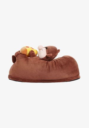 Chaussons en peluche marron conçus comme un singe allongé tenant une petite part de pizza les yeux fermés.