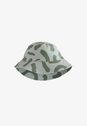 Chapeau seau vert clair en tissu, avec un design à motifs en vert foncé. La visière est large, avec des accents cousus le long du bord.