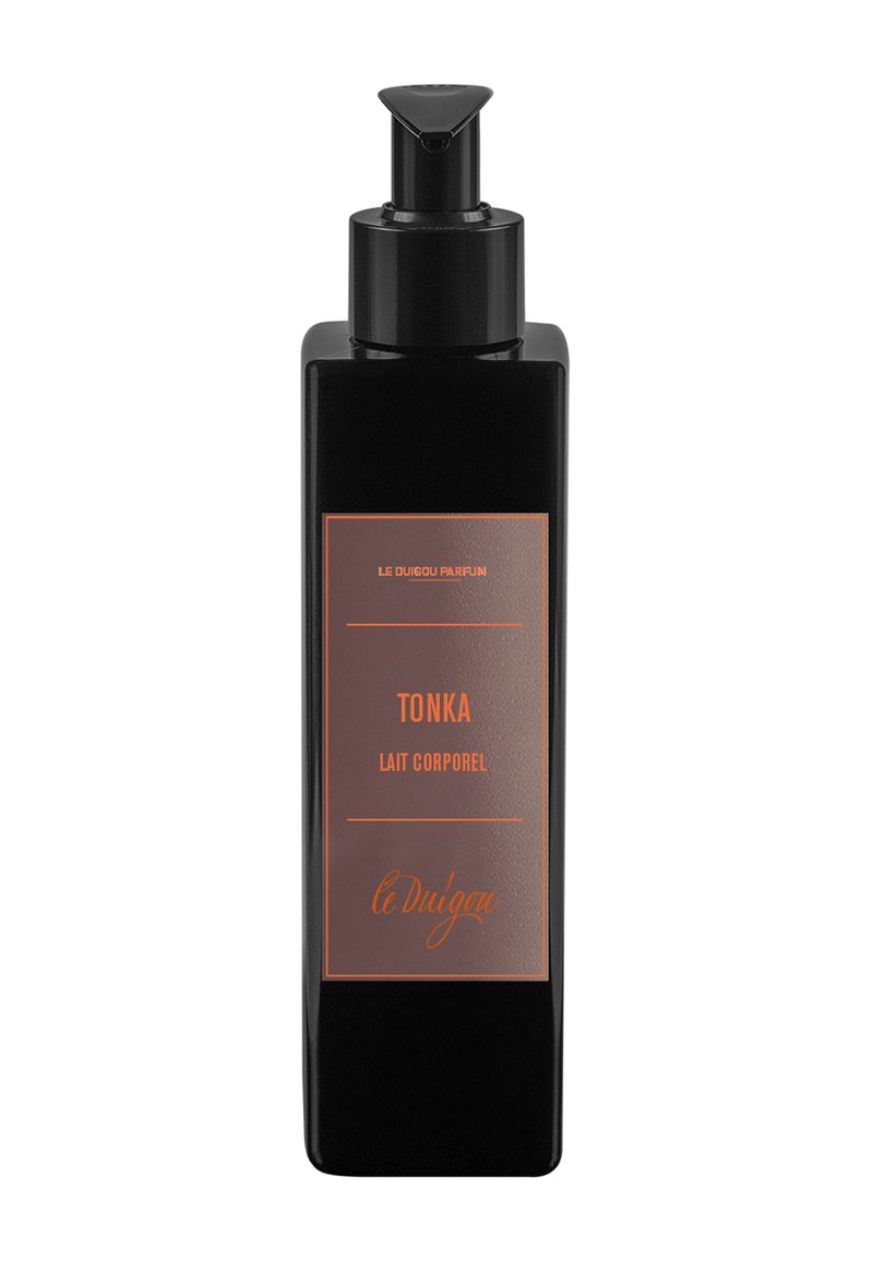 Bouteille rectangulaire noire avec un bouchon-pompe, ornée d'une étiquette marron sur laquelle est inscrit "TONKA LAIT CORPOREL" en lettres orange. Design simple et épuré.