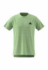 Groen sportshirt met korte mouwen en een gestructureerd, gemêleerd patroon. Heeft een zwart logo op de linkerkant van de borst. Gemaakt van lichtgewicht materiaal.
