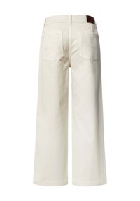 Vida vidben, krämfärgade byxor i bomull. Har två bakfickor och en brun midjeresår. Slät textur, avslappnad design.