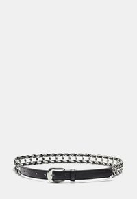 Zwarte leren riem met een kettingontwerp rondom de taille, zilverkleurige metalen details en een traditionele gesp met verstelgaten.