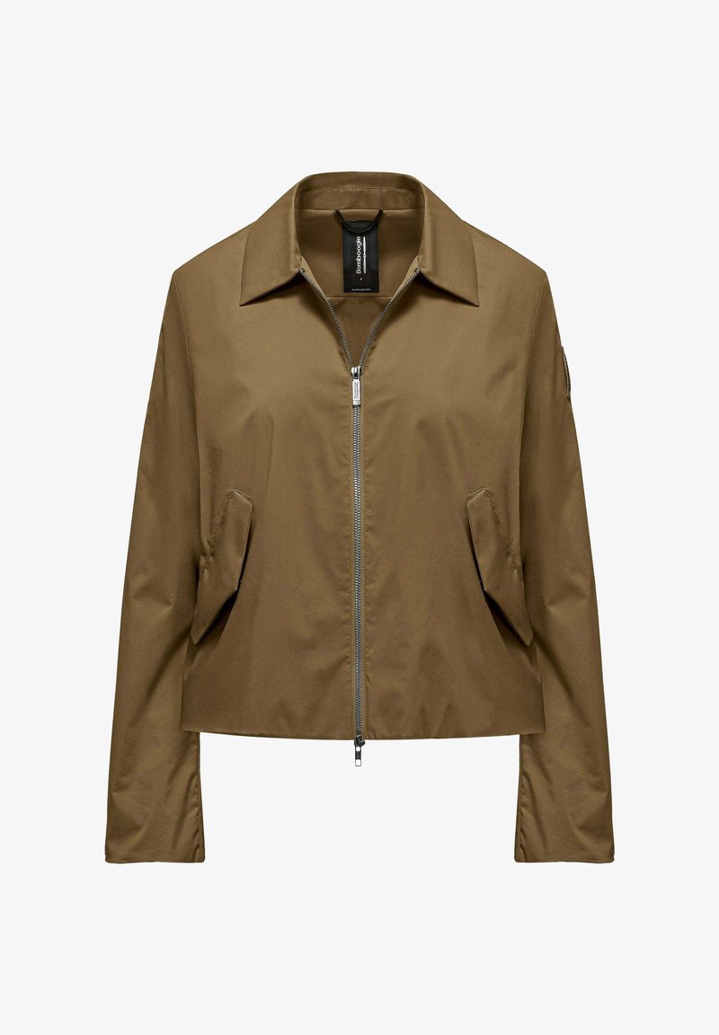 Giacca corta marrone con colletto appuntito, cerniera frontale e tasche con patta inclinate su entrambi i lati.