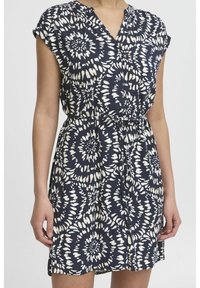 Mörkblå klänning med blommönster i krämfärg. Har en v-ringning, korta ärmar och en dragsko i midjan för justerbar passform. Lättviktig tyg.