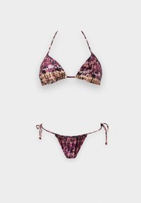 Σετ μπικίνι τρίγωνο με μοτίβο σε αποχρώσεις μωβ, μπεζ και μαύρο, με halter λαιμόκοψη και σλιπ με δεσίματα στο πλάι, σε λευκό φόντο.