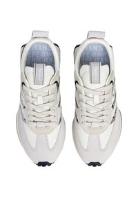 Sneaker beige e grigio con tomaia in mesh e suede, lacci piatti, colletto imbottito e suola in gomma testurizzata. Logo sulla linguetta e nella soletta.
