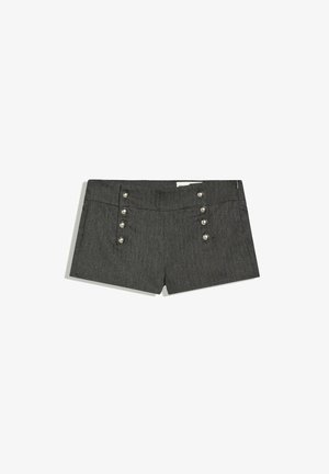 Shorts gris foncé sur mesure avec six boutons métalliques sur le devant, disposés en deux rangées verticales.