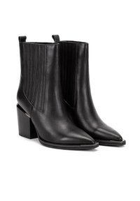 Mustat nahkaiset nilkkurit, joissa on terävät kärjet, lohkareet, joustavat sivupaneelit ja vetoketjut takana.