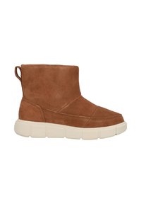 Braune Wildleder-Stiefeletten mit einer chunky cremefarbenen Sohle, die eine glatte Textur, ein Slipper-Design und minimale Stickdetails aufweisen.
