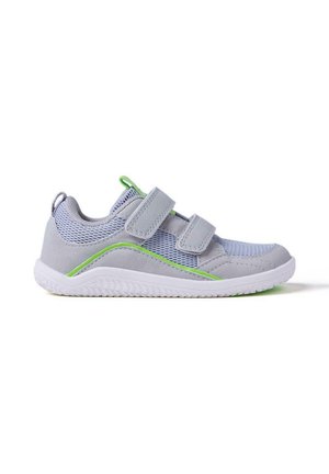 Zapatilla deportiva gris con parte superior de malla, detalles verdes y dos correas de velcro. Suela de goma blanca con dibujo texturizado para mayor agarre.
