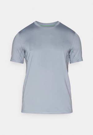 Ljusblå atletisk t-shirt gjord av slätt, lättviktigt tyg. Har en rund hals och en subtil präglad logotyp på framsidan. Korta ärmar.