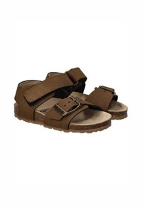 Bruine platte sandalen met twee verstelbare banden, waarvan één een metalen gesp heeft. Zacht textuurmateriaal met een kurken zool en een licht gebogen voetbed.