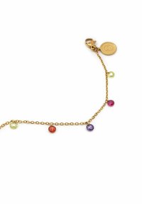 Pulsera de cadena de oro con cinco cuentas facetadas de colores verde, naranja, rosa, púrpura y transparente; cuenta con un cierre de langosta y un charm con el logo.