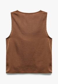 Top sin mangas marrón con una textura suave, escote redondeado y un corte relajado. La tela tiene un brillo sutil y cae de forma suelta.