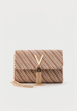 Petite pochette rectangulaire tissée avec un motif beige et blanc, fermoir en forme de V doré, pampille en chaîne et bandoulière chaîne dorée sur fond blanc.