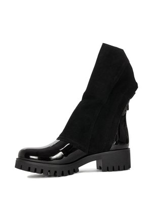 Czarne botki sięgające kostki, z połyskującym lakierowanym noskiem oraz miękką zamszową cholewką z charakterystycznym złożonym kołnierzem, teksturowaną gumową podeszwą.